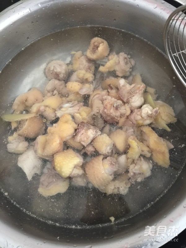 土豆烧鸡块的做法步骤：3