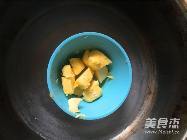 榴莲慕斯蛋糕的做法步骤:2