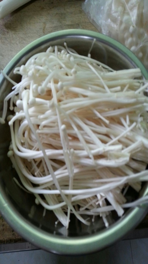 金针菇烧肥牛的做法步骤：1