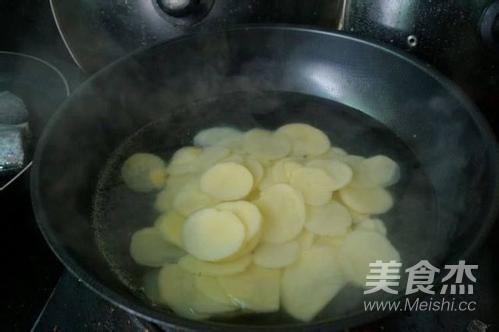 土豆传奇-油炸土豆片的做法步骤：2