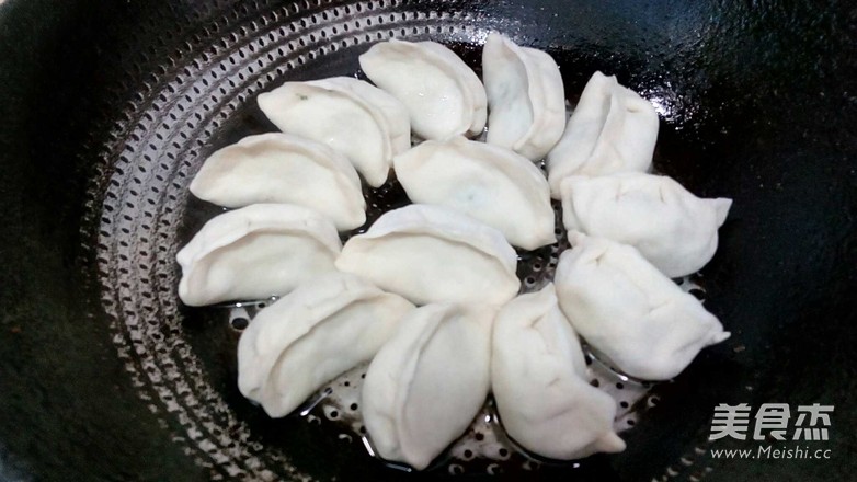 煎三鲜馅饺子的做法步骤:10