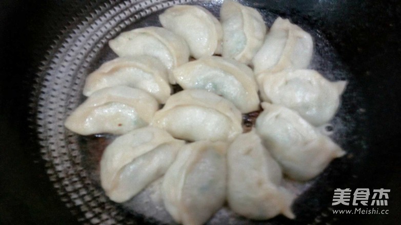 煎三鲜馅饺子的做法步骤:13