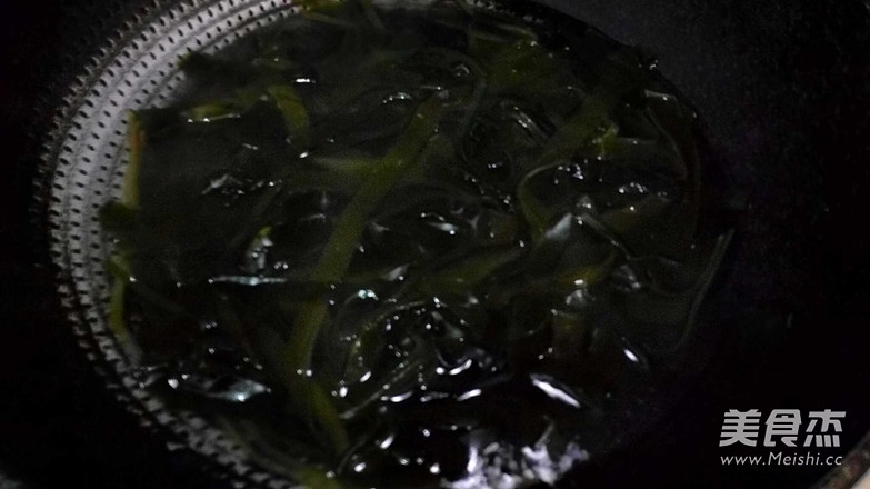 烤麸白菜海带汤的做法步骤：2