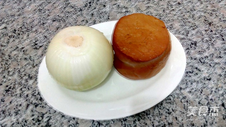 洋葱素鸡炒胡萝卜片的做法步骤：1