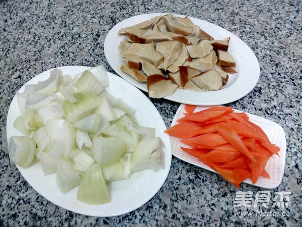 洋葱素鸡炒胡萝卜片的做法步骤：2