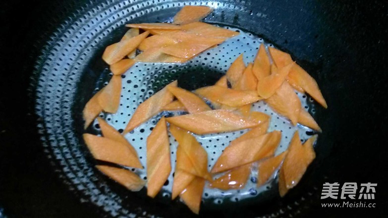 洋葱素鸡炒胡萝卜片的做法步骤：3
