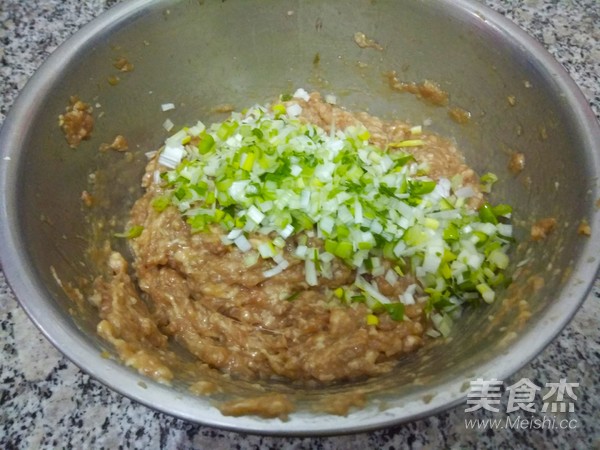 猪肉芹菜水饺的做法步骤：2