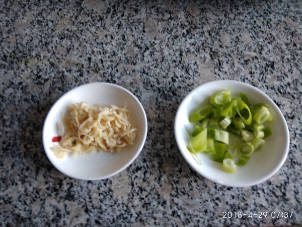 虾皮油麦菜的做法步骤：1