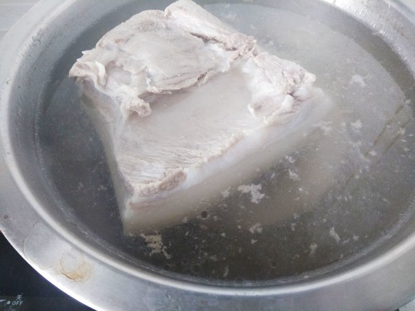 东坡肉花生米的做法步骤：1