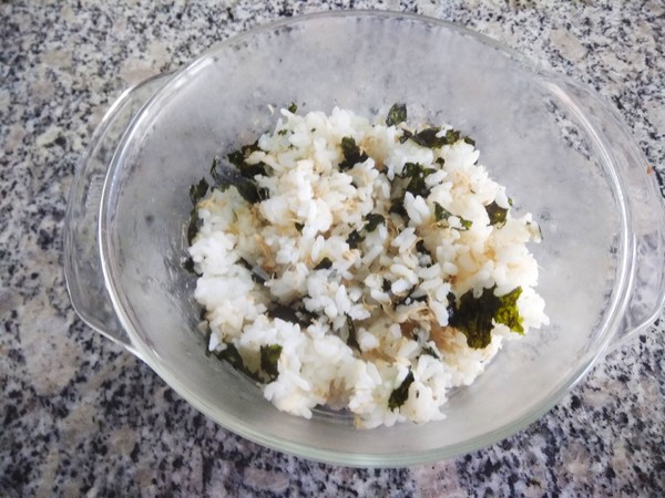 海苔肉松饭卷的做法步骤：2