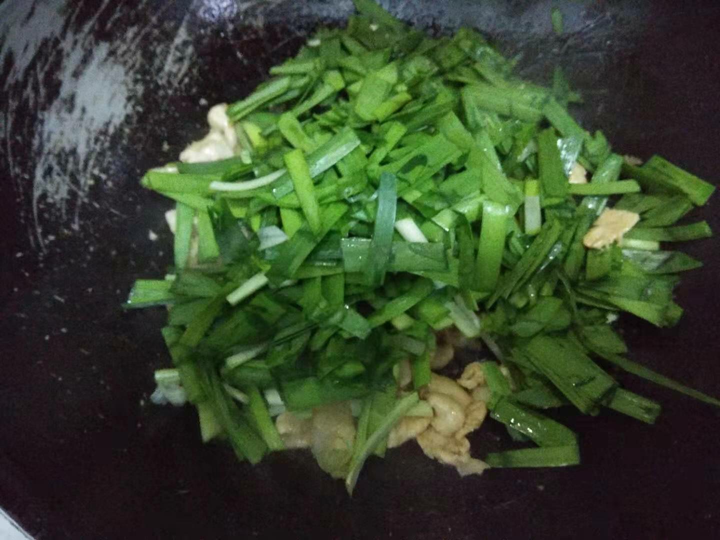 鸡胸肉炒韭菜的做法步骤：4