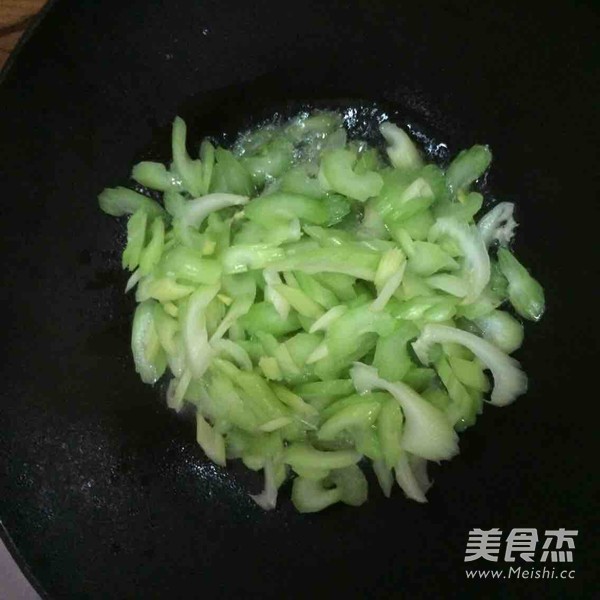 西芹炒肉的做法步骤：4