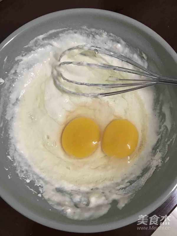 葱香鸡蛋饼的做法步骤：2