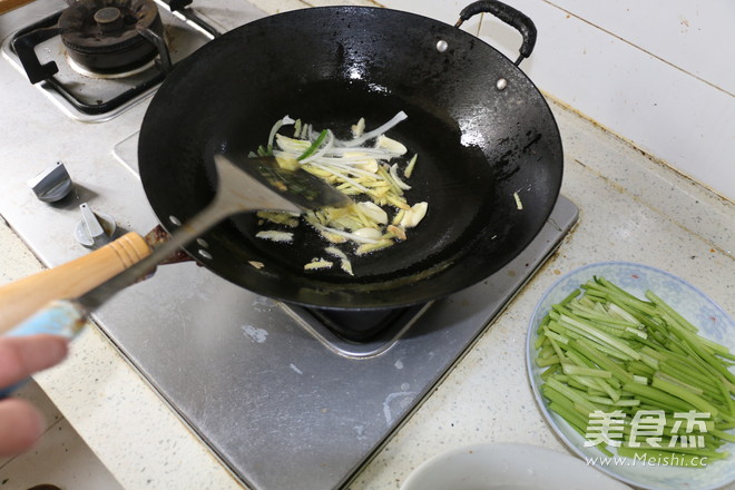 芹菜炒鸡胸肉-减肥期做法的做法步骤：3