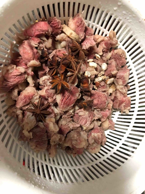 红烧牛肉面的做法步骤：1