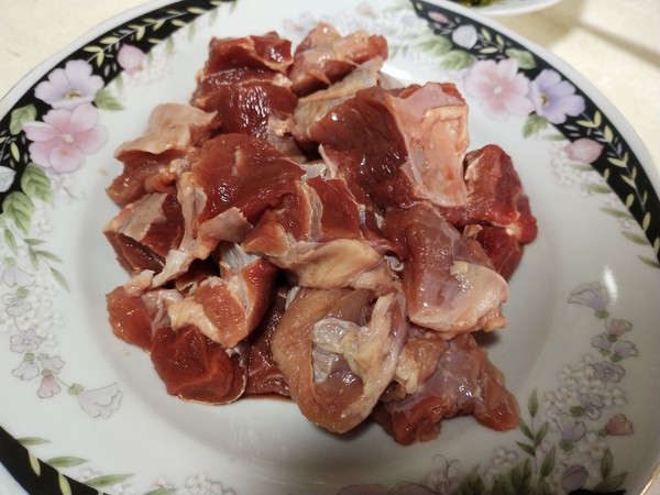 土豆烧牛肉的做法步骤：1