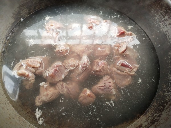 土豆烧牛肉的做法步骤：2