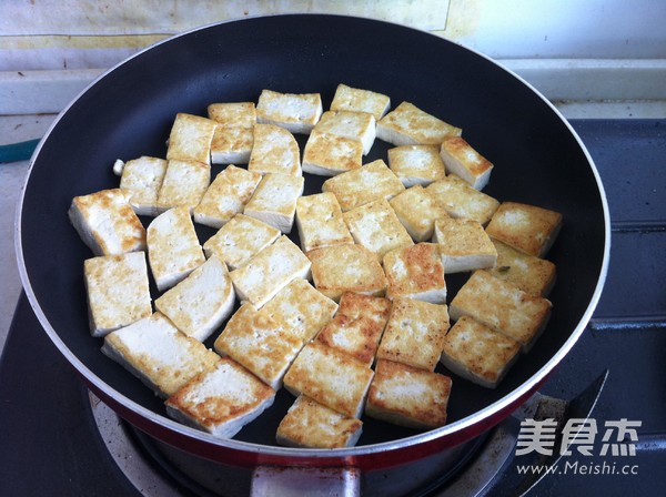 青椒圆葱烧豆腐的做法步骤:4