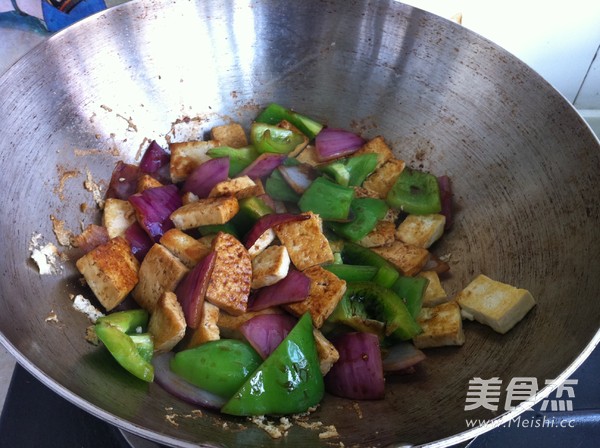 青椒圆葱烧豆腐的做法步骤:9