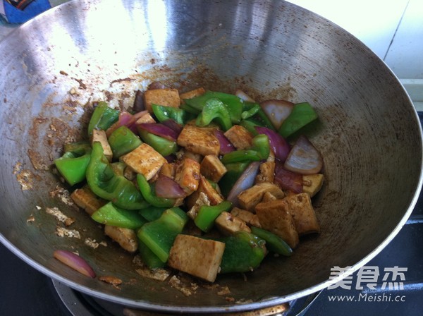 青椒圆葱烧豆腐的做法步骤:11