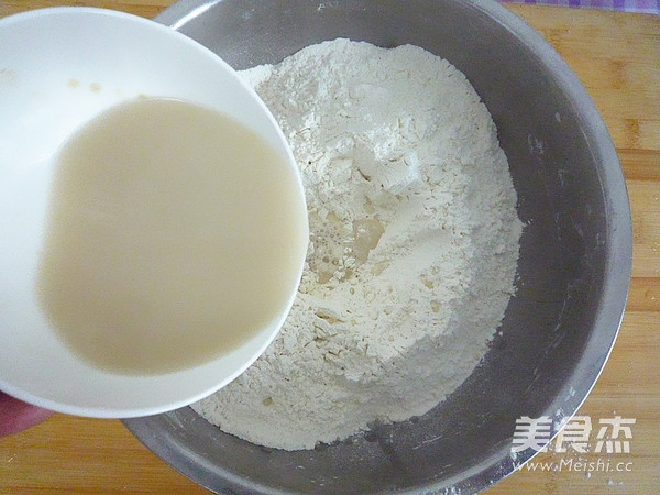 酱肉包子的做法步骤：1