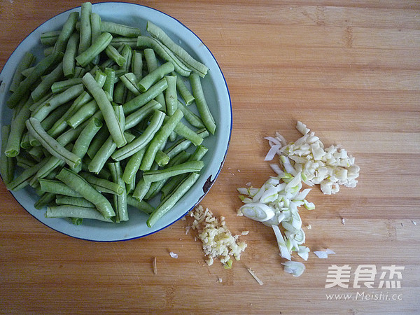 五花肉烧豆角的做法步骤：2