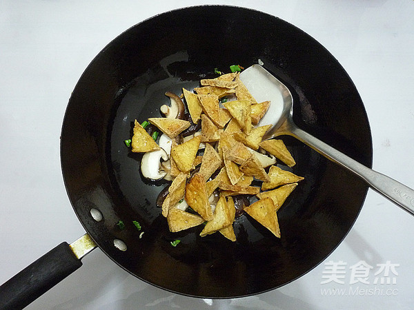 香菇烧豆腐角的做法步骤：8