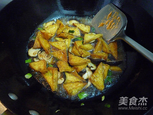 香菇烧豆腐角的做法步骤：11