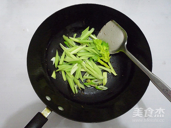 芹菜炒肉片的做法步骤：10