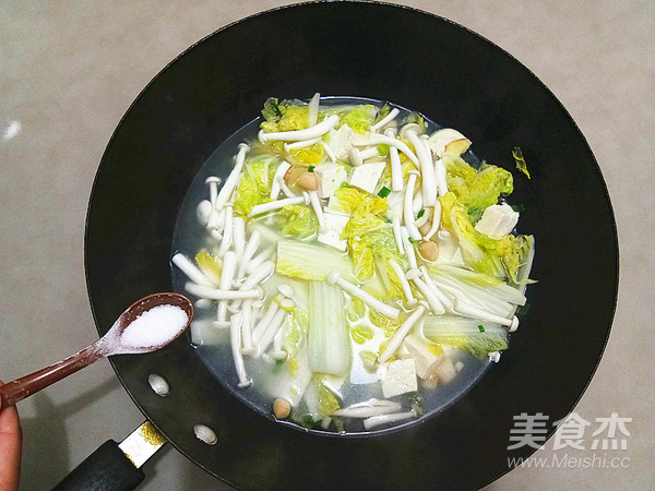 干贝白菜豆腐菌菇汤的做法步骤：7