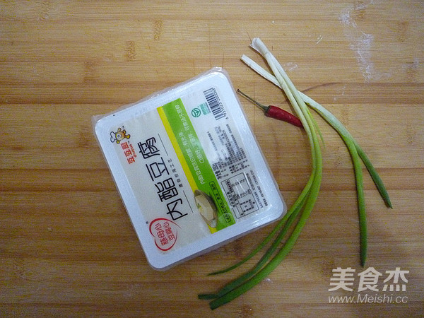 葱香嫩豆腐的做法步骤：1