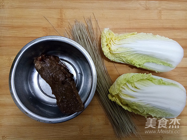 牛肉娃娃菜炖粉丝的做法步骤：1