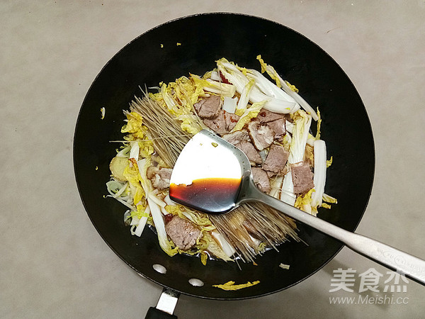 牛肉娃娃菜炖粉丝的做法步骤：7