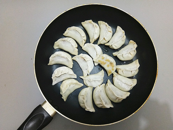 芹菜鲜肉煎饺的做法步骤：11