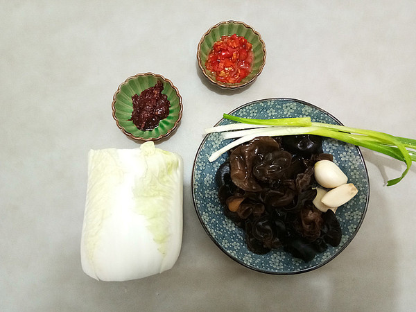 鱼香白菜的做法步骤：1