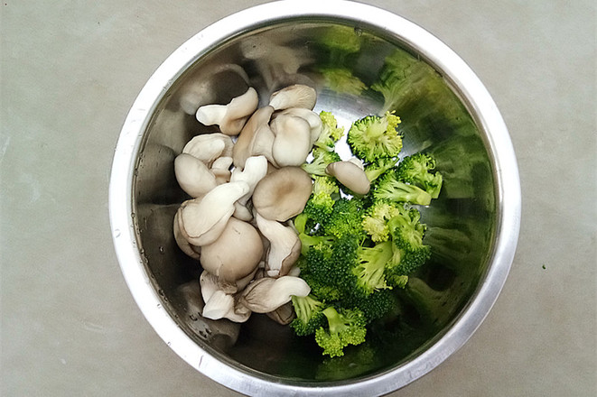 菌菇豆腐瘦肉汤的做法步骤:3