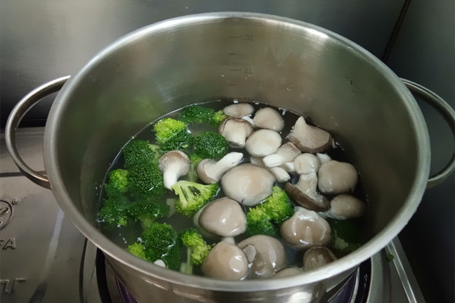 菌菇豆腐瘦肉汤的做法步骤:5
