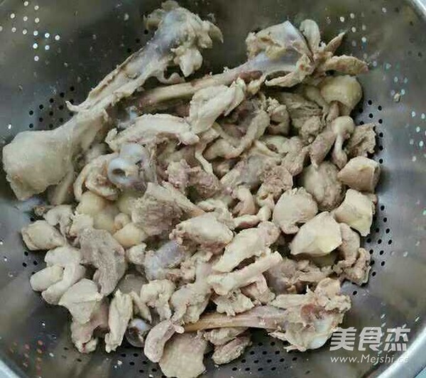 土豆烧鸡块的做法步骤：2