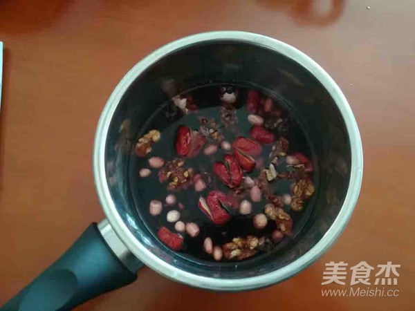 花样豆浆-黑豆核桃豆浆的做法步骤：4