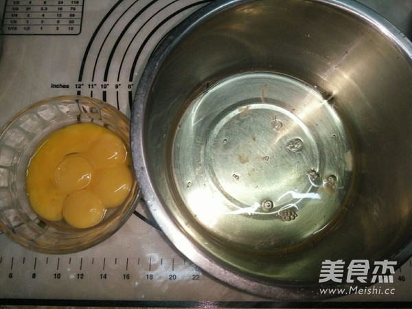 蔓越莓戚风蛋糕的做法步骤：1