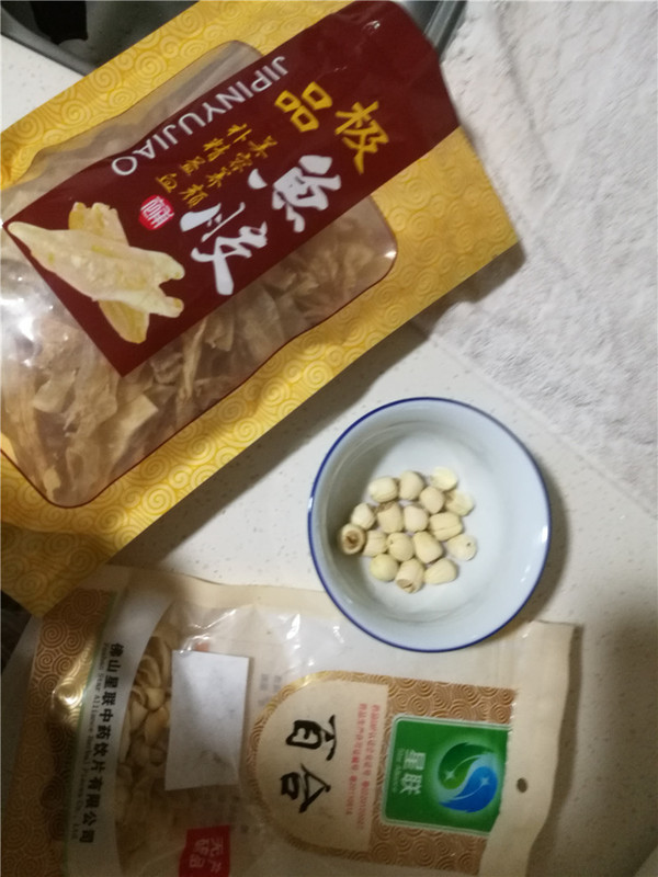 冰糖花胶莲子百合的做法步骤：1