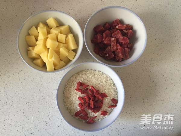 土豆牛肉焖饭的做法步骤：1