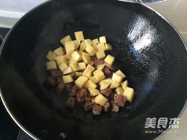 土豆牛肉焖饭的做法步骤：4