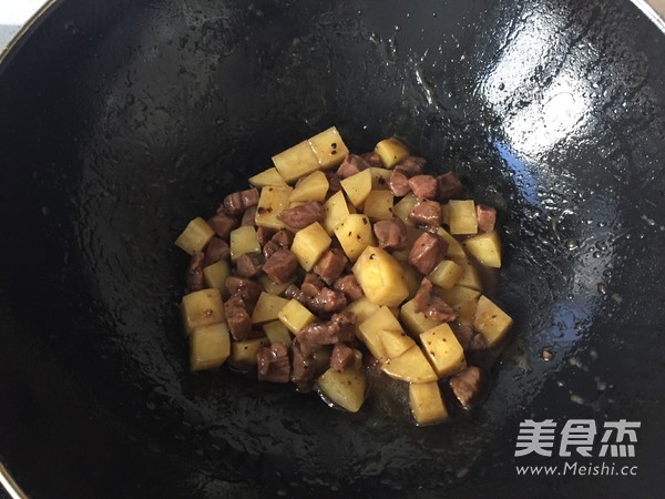 土豆牛肉焖饭的做法步骤：5