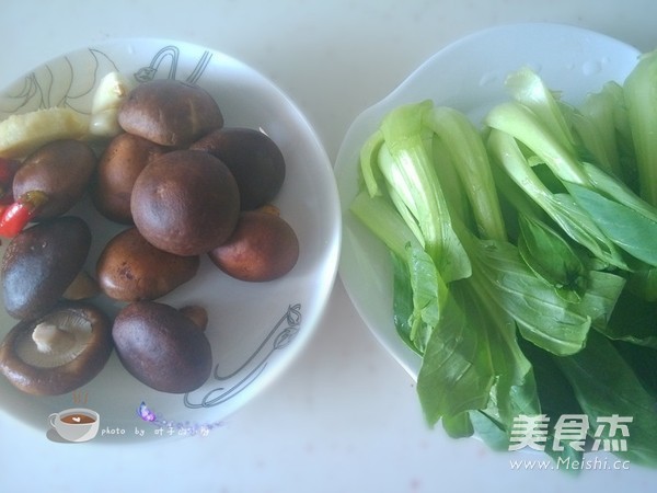香菇油菜的做法步骤：1
