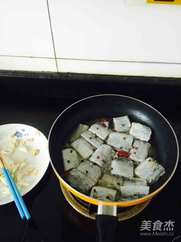 红烧带鱼的做法步骤：1