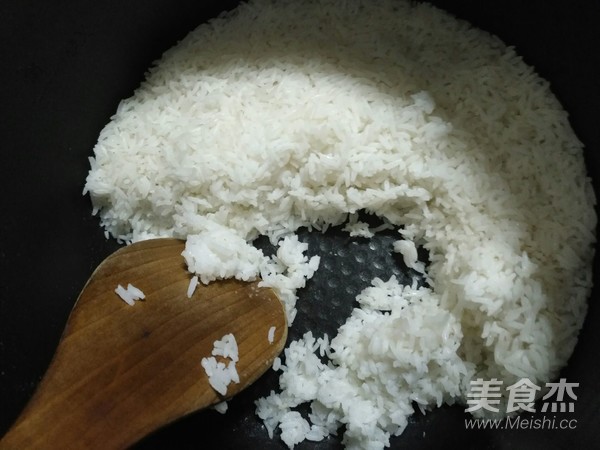 蛋炒饭，又名扬州炒饭的做法步骤：4
