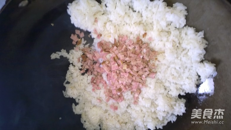 香葱红肠炒饭的做法步骤:4