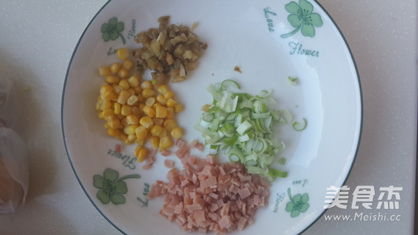 榨菜蛋包饭配炸鸡的做法步骤:2