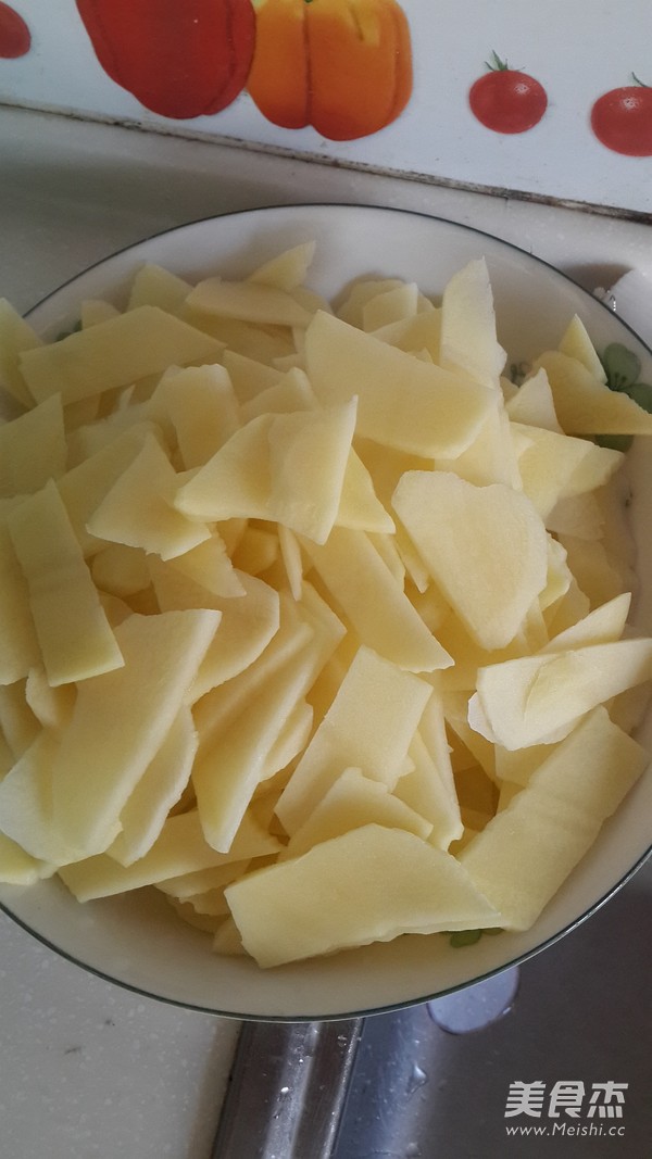 青椒土豆片的做法步骤：1